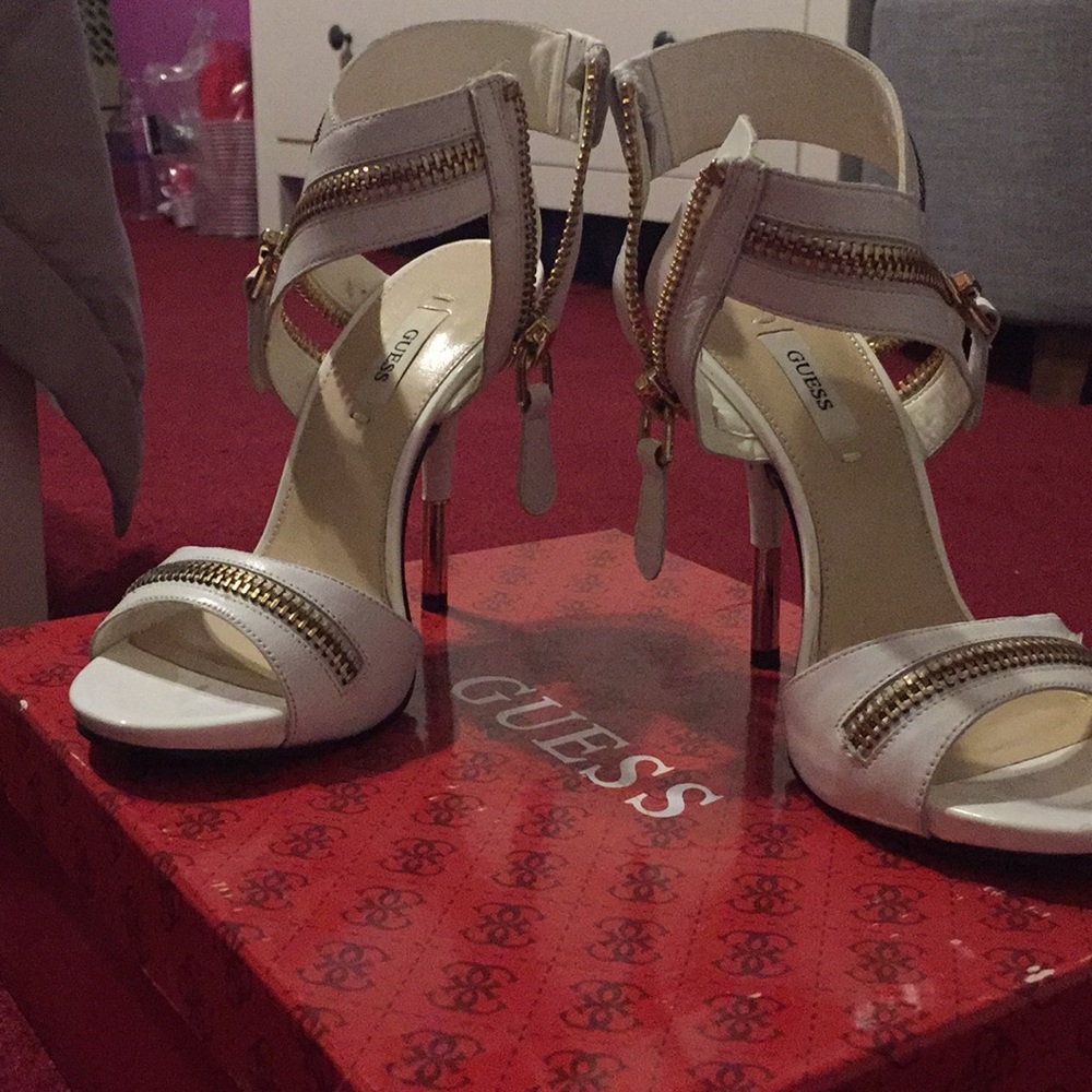 Guess Pumps